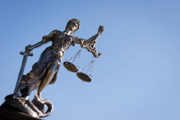 Socha bohyně themis, femida nebo spravedlnost na jasně modré obloze pozadí — Stock fotografie