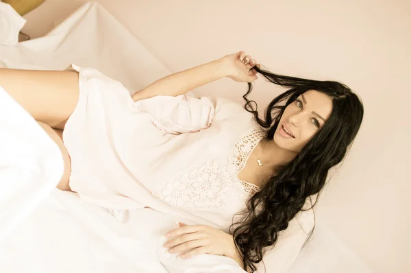 Schöne verspielte junge Dame hat Spaß glücklich entspannend flirten liegend im Bett posiert auf Licht kopieren Raum Hintergrund Porträt — Stockfoto