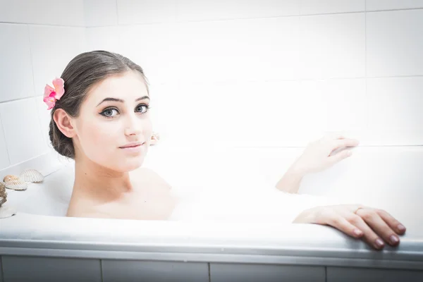 Buon bagno: bruna attraente signora si diverte a prendere schiuma vasca idromassaggio felice sorridente e guardando la fotocamera, ritratto — Foto Stock