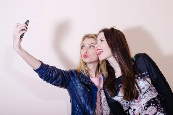 Porträtt av 2 unga attraktiva bedårande kvinnor glada leende har roligt vänliga kramar och att göra selfie på ljus kopia utrymme bakgrund — Stockfoto
