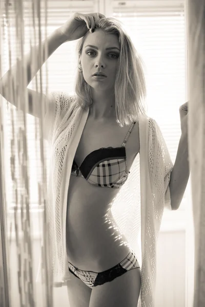 Retrato de menina sexy loira magro em uma lingerie e camisa branca se divertindo posando em pé na varanda sensualmente olhando para a câmera na janela de luz copiar fundo do espaço, foto preto e branco — Fotografia de Stock