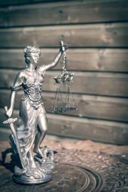 themis, femida veya adalet tanrıçası ahşap arka plan astar üzerine heykeli