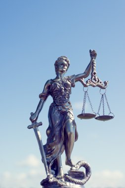 themis heykeli, femida veya adalet tanrıçası parlak mavi gökyüzü güneşli açık havada arka plan görüntü