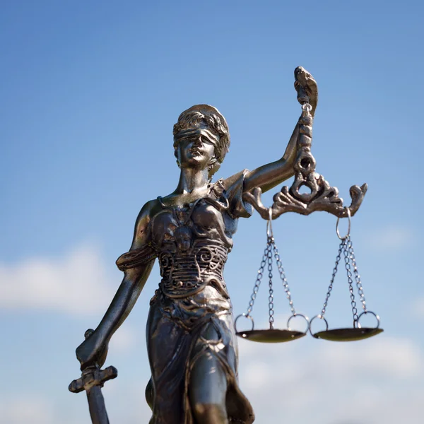 Zonnige sculptuur van themis, femida of Justitie godin op heldere blauwe hemel buiten copyspace achtergrond — Stockfoto