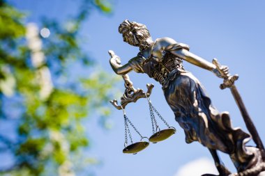 Heykel themis, femida veya adalet Tanrıça arkasında parlak mavi gökyüzü