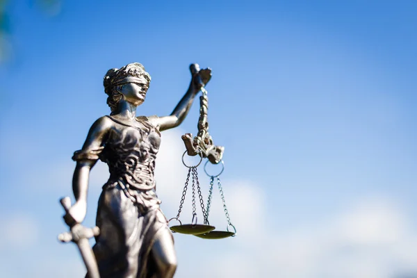 Heldere beeld van themis, femida of Justitie godin op zonnige blauwe hemel buitenshuis kopie ruimte achtergrond, side view-beeld — Stockfoto