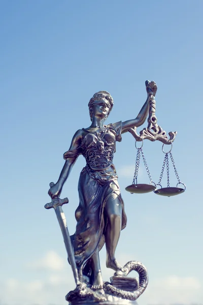 Afbeelding van themis sculptuur, femida of Justitie godin op heldere blauwe hemel zonnige buitenshuis achtergrond — Stockfoto