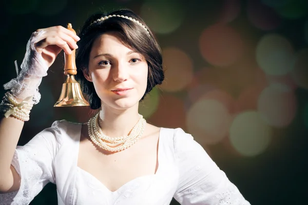 Csinos, fiatal hölgy gazdaság gyűrű harang képe — Stock Fotó