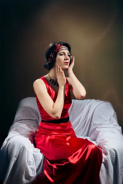 Elegáns barna lány piros ruha, beszél a mobiltelefon. — Stock Fotó