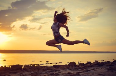 Modern stil dansçı orta hava sahilde poz