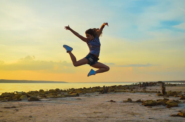 Sexi young girl  jumping up high in mid air at dawn — Stock Photo, Image