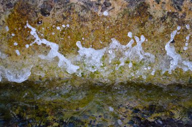 Kum plajındaki dalga deniz yüzeyine makro