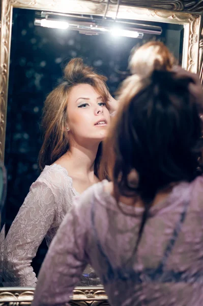 Картина чувственной красивой юной леди, смотрящей в зеркало — стоковое фото
