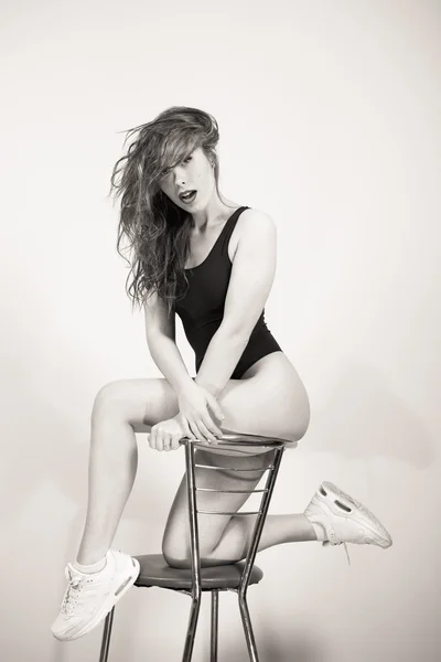 Портрет сексуальной великолепной девушки с идеально подходящим телом на стуле — стоковое фото