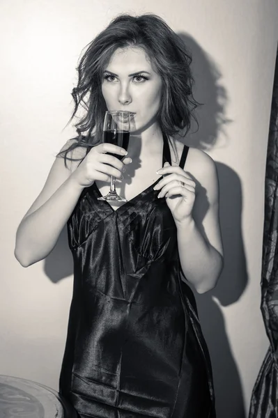 Retrato de una hermosa joven con un vaso de bebida sobre fondo claro —  Fotos de Stock