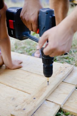 Matkap, bit ve vida tutan genç ve yetişkin ellerinde portre resim 