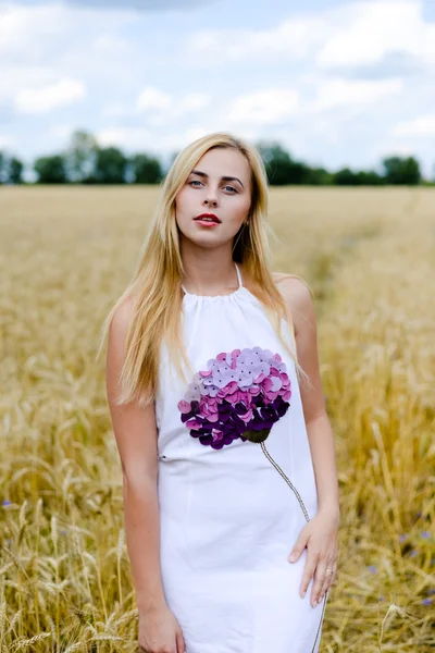 Pretty blond female  in the middle of yellow wheat field. — 图库照片