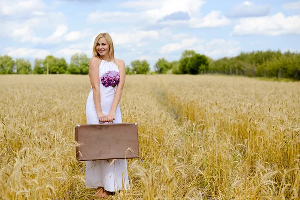 Perfect beeld van de langharige blonde dame in gouden veld. — Stockfoto