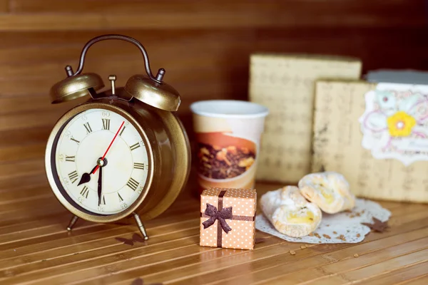 A coffee, two pastries, two present boxes and retro alarm clock — Stockfoto