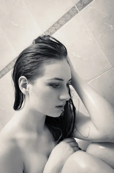 Regarder déprimé et pleurer émotionnel blond jeune femme nue jolie prendre une douche, noir et blanc photographie — Photo