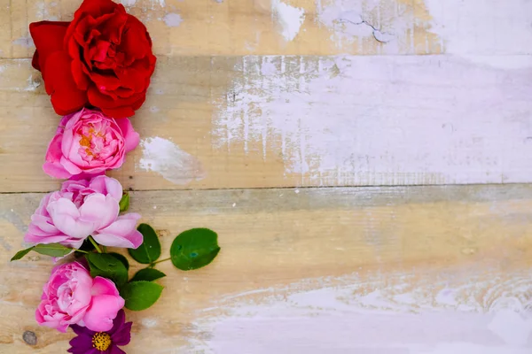 Absztrakt fából készült háttér díszíti rózsa és lila festék — Stock Fotó