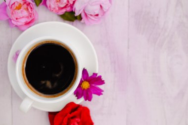 Siyah kahve ve gül yaprakları pasta boşaltmak yerine beyaz fincan