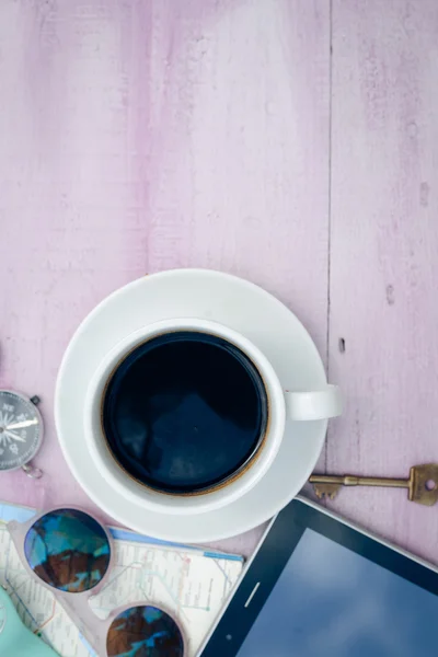 컵 커피, 태블릿 pc와 선글라스의 Copyspace 그림 — 스톡 사진