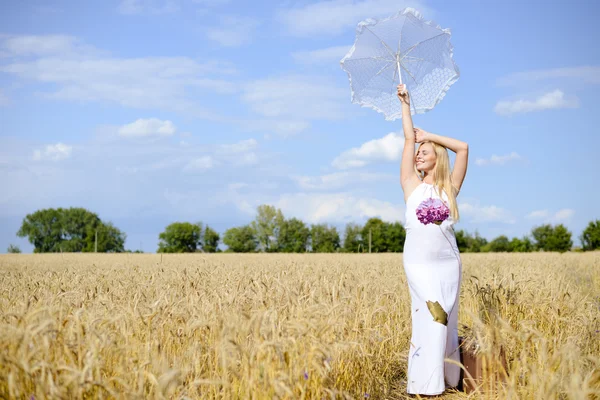 Imagem de comprimento total de mulher loira bonita com guarda-chuva no ar . — Fotografia de Stock