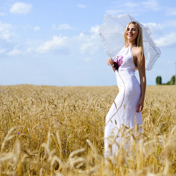 Volledige lengte portret van mooie blonde vrouw onder kant paraplu. — Stockfoto