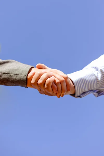 Close-up picture of business people handshaking on sunny day outdoors background — Stock Photo, Image