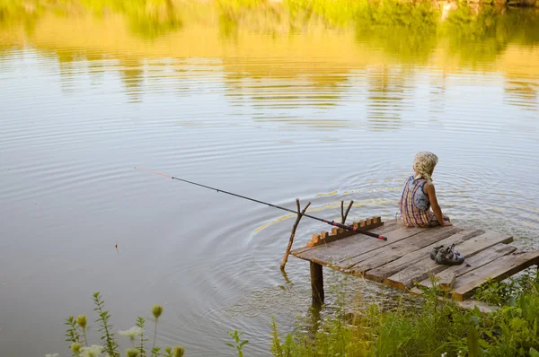 Kid pesca en el agua al aire libre copiar el espacio de fondo — Foto de Stock