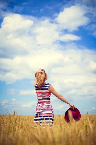 Imagem de uma jovem senhora bonita se divertindo em pé no campo no céu azul espaço de cópia de fundo — Fotografia de Stock