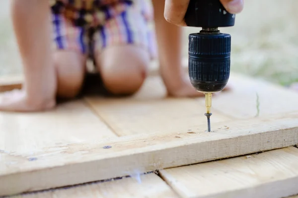 Handen met boren. Close-up foto van doe het zelf concept. — Stockfoto