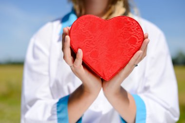 tutuşup kalp ile Doktor, resmi oluşturan kapatın