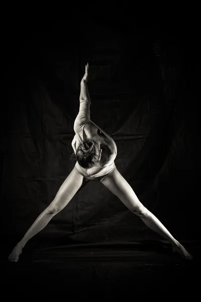 Silhouette di bella giovane donna in posa danza su sfondo nero — Foto Stock