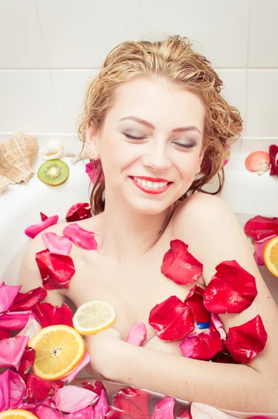 Happy smiling luxury spa queen: elegant sexy pinup girl with silk skin having fun laying in water bath relaxing on colorful copy space background, closeup portrait — Stock Fotó