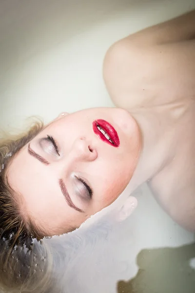 Sleeping beauty in spa: closeup portrait of sexy elegant pinup girl with silk skin, excellent blond hair having fun happy relaxing lying in clear water on copy space background — Stock Photo, Image