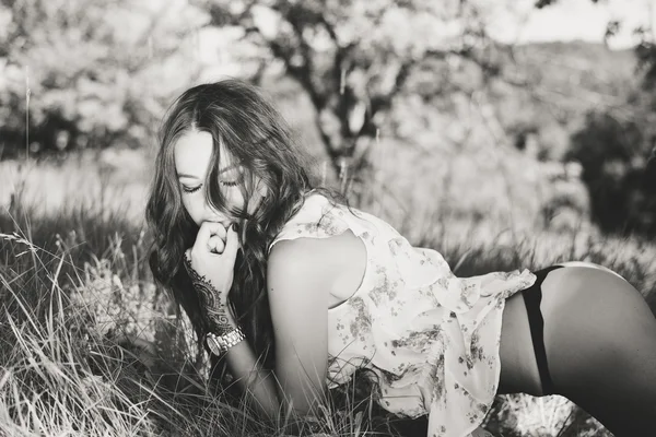 Black and white picture of sexi lady with tattoo on hand in lingerie — Stock fotografie