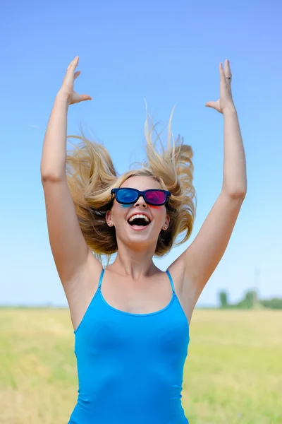Boldog, boldog fiatal szőke nő felemelt karokkal képe — Stock Fotó