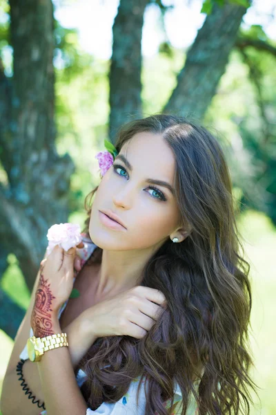 Gypsy style portrait of brunette young pretty lady with henna tattoo on hand — 图库照片