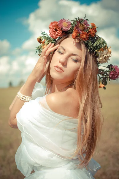 Romantic bride wearing flower wreath and chiffon dress in countryside — Stock Photo, Image