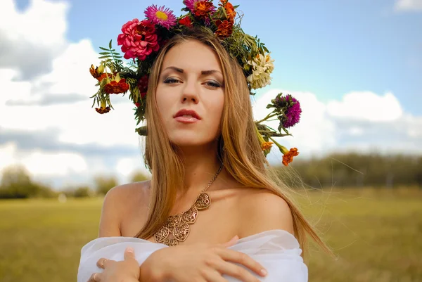 Romantic bride wearing flower wreath and chiffon dress in countryside — Stock Photo, Image