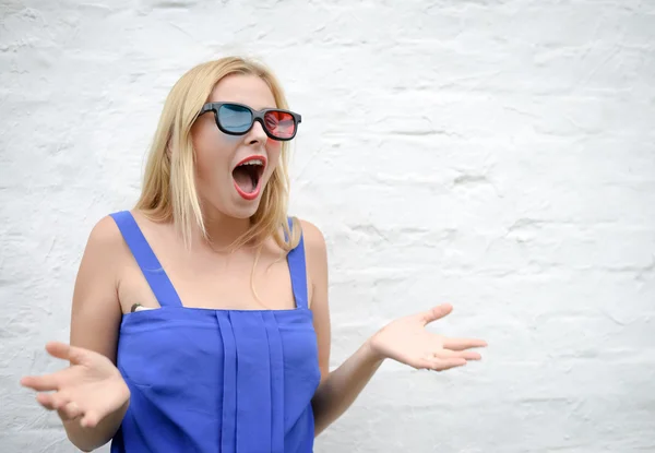 Young woman in 3d glasses surprising and screaming beside wall — Stock Photo, Image