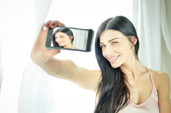 Charmante erstaunliche Mädchen in Spaghetti macht Selfie neben Morgenfenster — Stockfoto