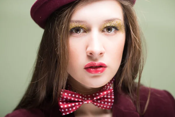 Mujer sexy joven con sombrero rojo y pajarita lunar — Foto de Stock