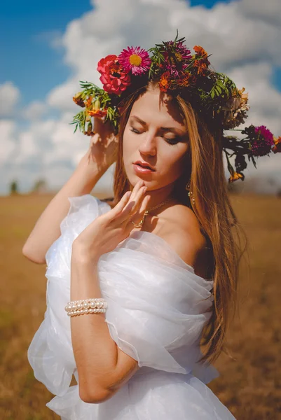 在农村中穿花花环和雪纺连衣裙的浪漫新娘 — 图库照片