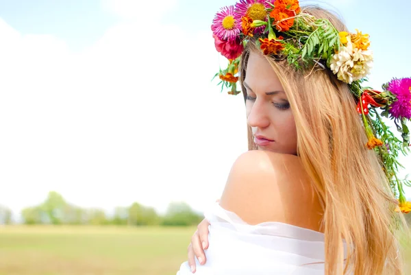 Charming girl wearing flower wreath and white chiffon in countryside — Stock Photo, Image