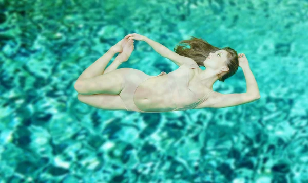 Молодая красивая леди позирует на цифровом тонированном море под водой фоне — стоковое фото