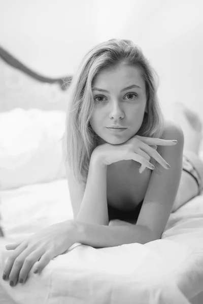 Linda jovem loira senhora relaxante deitado em lingerie na cama — Fotografia de Stock
