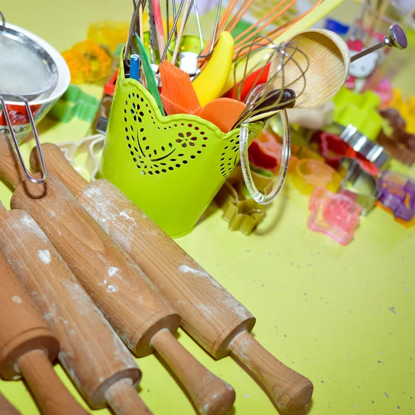 Close up van keuken rollen gebruiksvoorwerpen set op tafel — Stockfoto